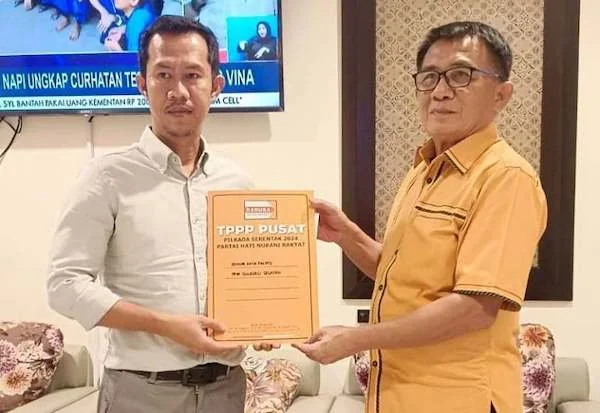 Ketua DPD Partai Hanura Sulsel Amsal Sampetondok (kanan) menyerahkan surat rekomendasi TPPP Partai Hanura kepada bakal calon wali kota Palopo, Trisal Tahir di Jakarta, Rabu (5/6/2024). (Dok DPD Hanura Sulsel).