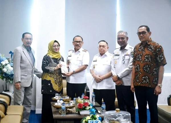 Gubernur Sulbar bersama Wakil Gubernur saat menerima hasil seleksi calon Sekda Provinsi Sulbar dari Pansel (Dok : Ist).