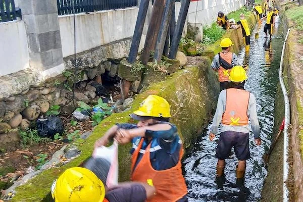Kerja Bakti Pembersihkan Drenase, (Dok: Ist).