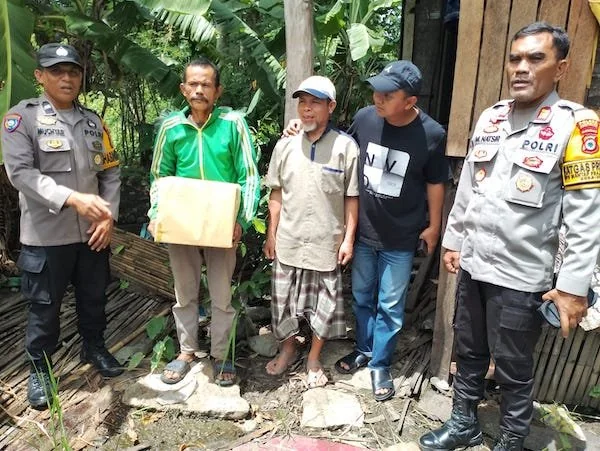 Kapolres Jeneponto, AKBP Widi Setiawan bersama Kasat Binmas, AKP M. Natsir saat menjenguk Herman. (Foto/ist).
