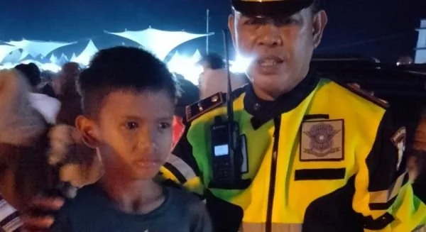 Salah satu anak yang terpisah dengan orang tuanya di Pantai Manakarra Mamuju (Dok : Ist).