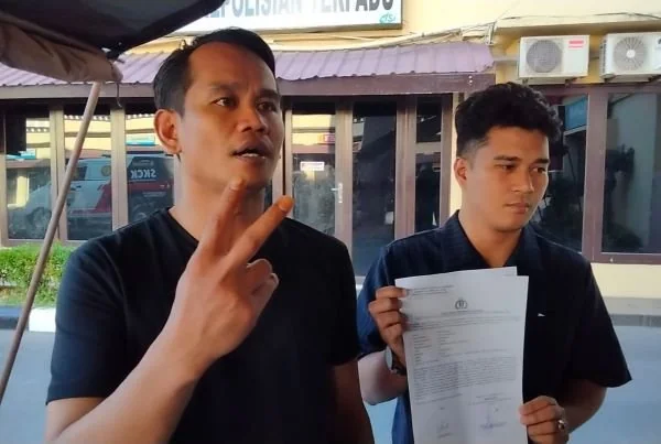 Polisitk Gerindra, Harmansyah usai lakukan pelaporan (Dok: Atri KabarMakassar).