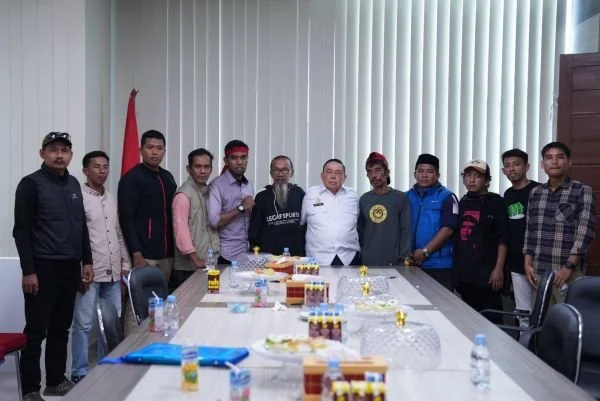 Wagub Sulbar saat bertemu perwakilan massa aksi (Dok : ist).