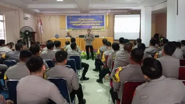 Kepala Rumah Sakit Bhayangkara saat membawakan materi.