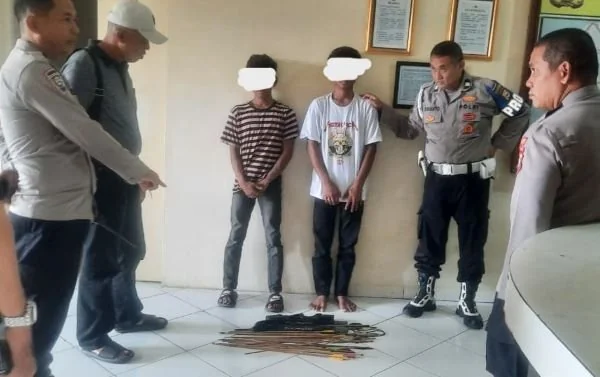 Dua remaja diamankan dengan puluhan mata busur. (Dok: Ist)