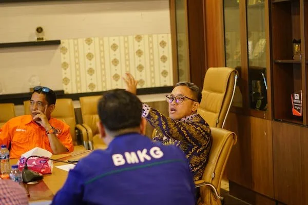 Bupati Jeneponto, H. Paris Yasir, bersama jajaran perwakilan dari BMKG, yakni Andi Cahyadi, Imran, Fritz Barnas Koti, dan Ahsani Takwin saat menggelar audiens