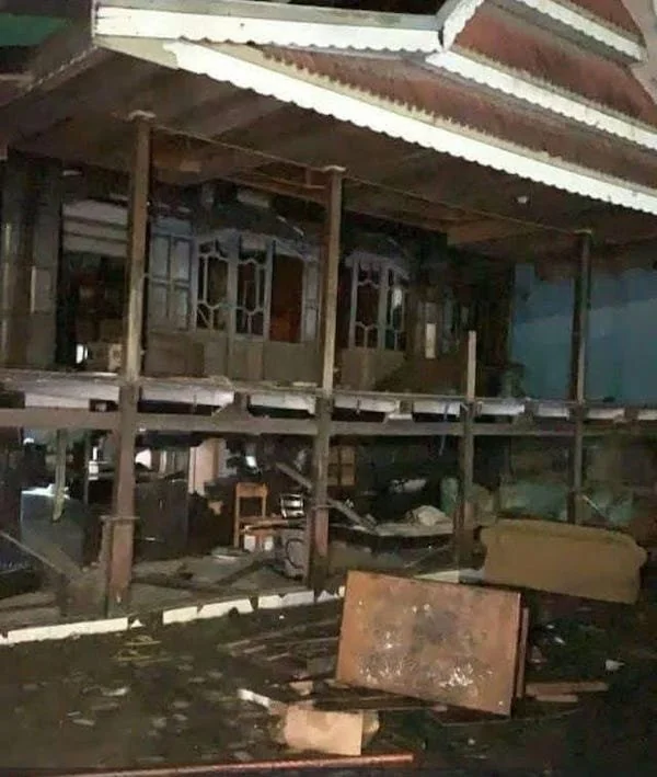 Kondisi rumah mempelai Pria, Miko pasca dirusak massa. (Ist).
