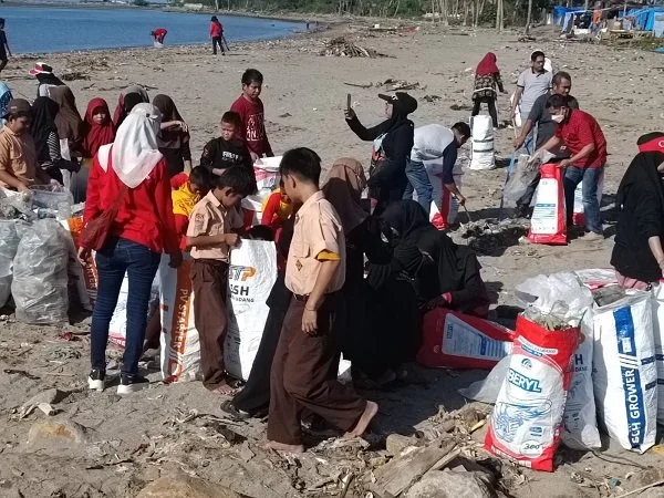 Lintas Komunitas hingga Pelajar di Bulukumba Ikut Aksi Bersih Bersih. Jumat (1/3).