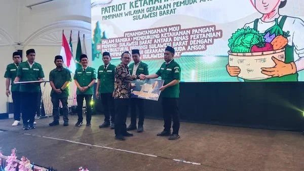 Plt Kepala Kesbangpol Sulbar Sunusi Usman saat menyerahkan simbolis bantuan (dok:Ist)