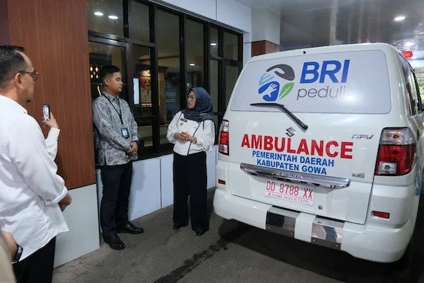 Bupati Gowa, Sitti Husniah Talenrang saat Menerima Bantuan CSR BRI, (Dok: Ist).