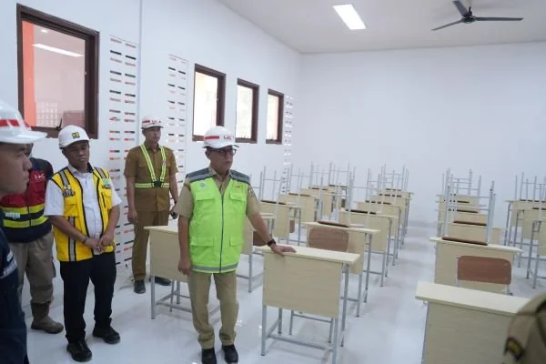 Sekretaris Daerah Provinsi Sulawesi Barat Junda Maulana saat mengecek progres pengerjaan Sekolah Rakyat di Mamuju. (Dok: Ist)
