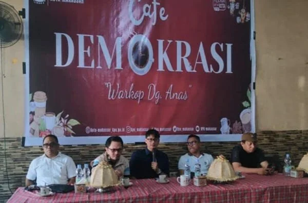 Cafe Demokrasi yang dihelat oleh KPU Makassar dengan dilakukan diskusi di Warkop Anas, jalan Faisal, Jumat (21/6). Dok KabarMakassar.com
