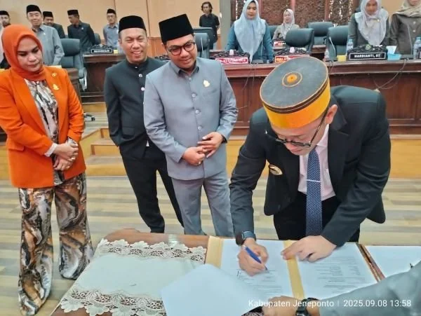 Bupati Jeneponto, Paris Yasir saat menandatangani nota kepekatan di hadapan Ketua DPRD Didis Suryadi, didampingi oleh Wakil Ketua DPRD, Irmawati Zainuddin dan Muh. Basir. (Ullah/KM).