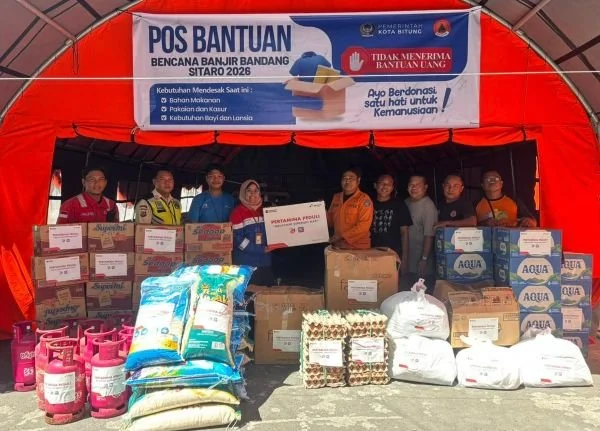 PT Pertamina Patra Niaga Regional Sulawesi melalui Integrated Terminal (IT) Bitung menyalurkan bantuan tanggap darurat bagi masyarakat yang terdampak bencana banjir bandang di Kabupaten Kepulauan Siau Tagulandang Biaro (Sitaro). (Dok: Ist)