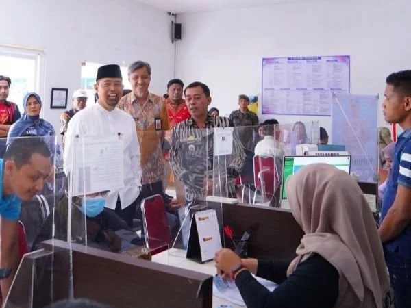 Pjs Wali Kota Makassar melakukan silaturahmi sekaligus pemantauan pelayanan di Kantor Kecamatan Biringkanaya (Dok : Ist).