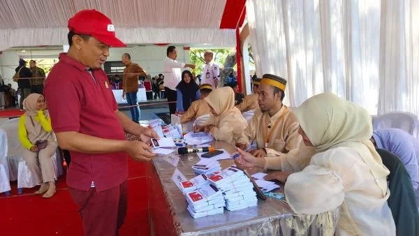 Para peserta antusias saat mengikuti simulasi pemcoblosan surat suara di Lapstur, Jeneponto (Dok: Ullah KabarMakassar).