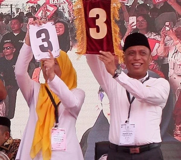 Pasangan bakal calon Wali Kota dan Wakil Wali Kota Palopo, Rahmat Masri Bandaso - Andi Tenri Karta (RahmAT) mendapat nomor urut tiga dalam pencabutan nomor urut untuk Pilwalkot Palopo 2024 yang berlangsung di kantor KPU Palopo, Senin (23/09). Foto ist