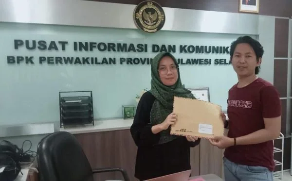 Ketua Dewan Pembina Simpul Pergerakan Pemuda dan Mahasiswa (SPMP) Sulawesi Selatan (Sulsel), Rais Al Jihad saat memasukan laporan ke BPK (Dok : Ist).