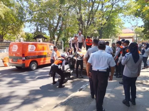 Dishub Makassar saat mengangkut kendaraan roda dua yang melanggra di Jalan Slamet Riyadi.