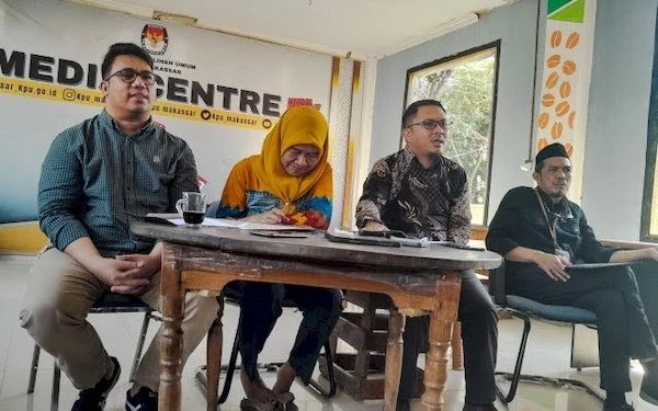 Komisioner KPU Makassar saat mengumumkan persiapan perekrutan badan adhoc, dan penyampaian reposisi Ketua KPU Makassar berlangsung dk ruang media centre, Selasa (23/4).