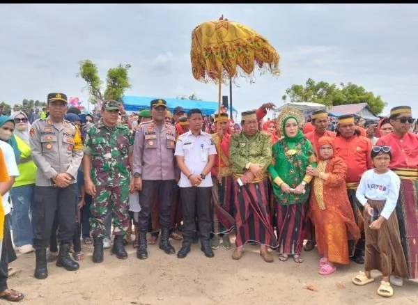 Plt Camat Tamalatea, Syamsul Ardi Djahini didampingi Kepala Desa Borobgtala Efendi Amba, Kapolsek Tamalatea, AKP H. Suardi, Kasat Binmas Polres Jeneponto, AKP M. Natsir bersama ribuan warga padati Tradisi Je'ne-je'ne Sappara di Pantai Tobereka (Dok : Ulla