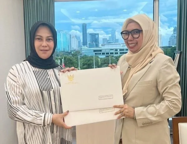 Srikandi Partai Gerindra Andi Tenri Indah saat Menerima Salinan Keppres Presiden Prabowo Subianto untuk Rehabilitasi Dua Guru Luwu Utara (Dok: Ist)