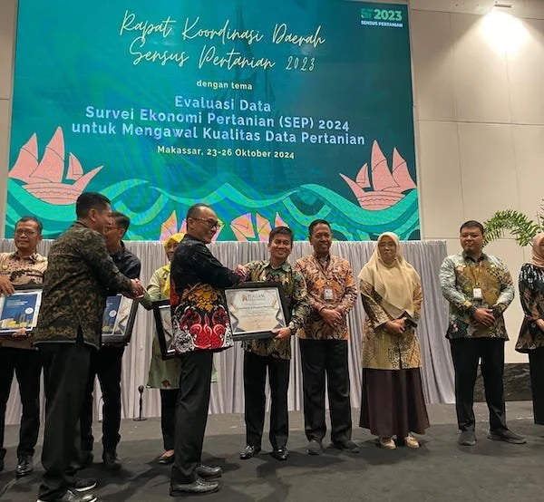 Piagam Penghargaan  Pembagunan Statistik  Predikat Baik diserahkan langsung oleh Pj. Gubernur Sulsel, Prof. Zudan Arif Fakrulloh kepada Pj. Bupati Bantaeng yang diwakili oleh Kadis Kominfo ist