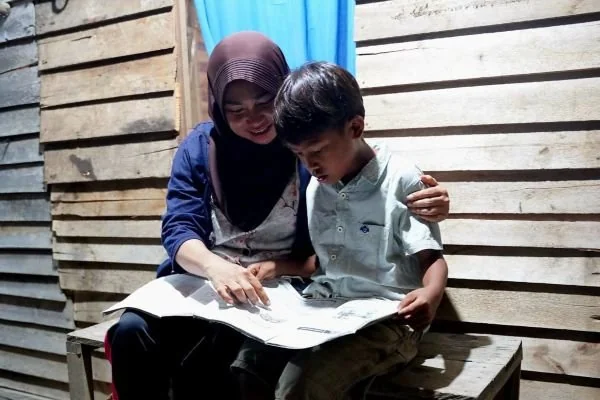 Salah satu warga yang dapat menikmati salurkan bantuan pemasangan listrik gratis dari PLN (Dok : Ist).