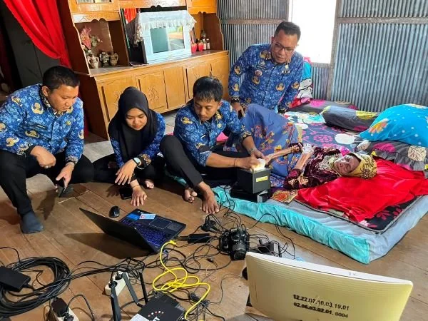 Aksi jemput bola yang dipimpin langsung oleh Kepala Disdukcapil Jeneponto, Mustaufiq, dengan didampingi Kepala Bidang Informasi Data Kependudukan, Ahmad Ali, beserta tim teknis perekaman saat mendatangi kediaman Linra Daeng Cora. (Dok: Ist)