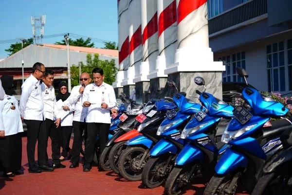 Kakanwil Kemenkumham Sulsel saat mengecek kondisi kendaraan dinas (Dok : Ist).