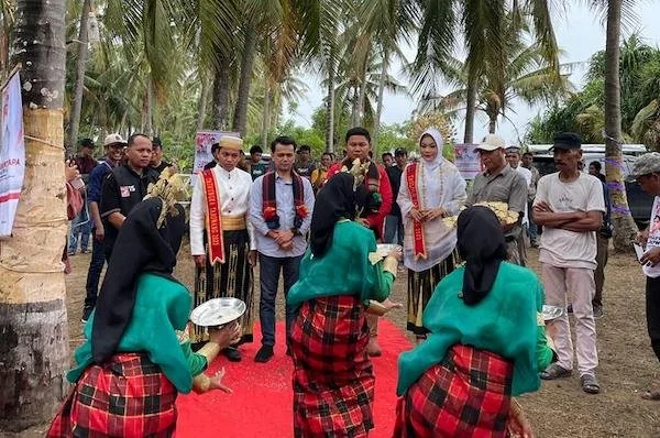 Benidiktus Papa Disambut Dengan Tarian di Kabupaten Jeneponto.