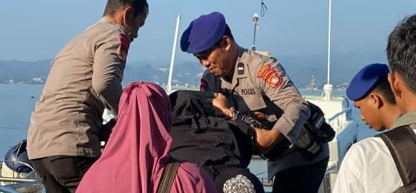 Pelayanan antar jemput warga Karampuang yang dilakukan SatPolair Polresta Mamuju (Dok : ist).