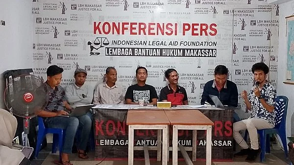 OMS Sulsel saat menggelar Konferensi Pers di Kantor LBH Makassar, Jalan Nikel, Jumat (16/2).