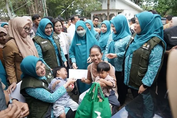 Kunjungan Ketua Umum TP PKK, Tri Tito Karnavian bersama Gubernur Sulawesi Selatan, Andi Sudirman Sulaiman dan Ketua TP PKK Sulsel, Naomi Octarina pada Monitoring dan Evaluasi Imunisasi Zero Dose Provinsi Sulawesi Selatan, (Dok: Ist).