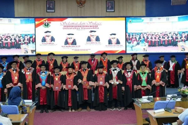 Pengukuhan empat guru besar dari Fakultas Ilmu Sosial dan Ilmu Politik Unhas (Dok : Ist).