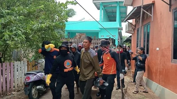 Evakuasi korban tenggelam di peraraira Kabupaten Pangkep (Dok: Ist).