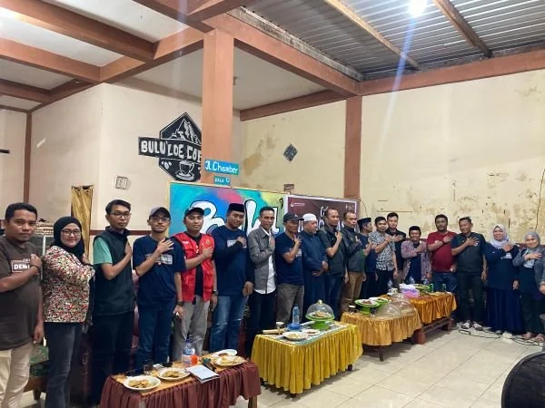 KPU Jeneponto saat menggelar dialog politik bersama Mahasiswa KKN Tematik Universitas Hasanuddin Makassar di Desa Bululoe (Dok : ist).