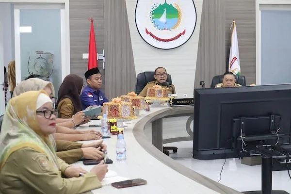 Kepala Dinas Kesehatan Provinsi Sulawesi Barat  dr. Nursyamsi Rahim saat menghadiri rapat koordinasi yang dipimpin oleh Gubernur Sulbar, Suhardi Duka(dok:Ist)
