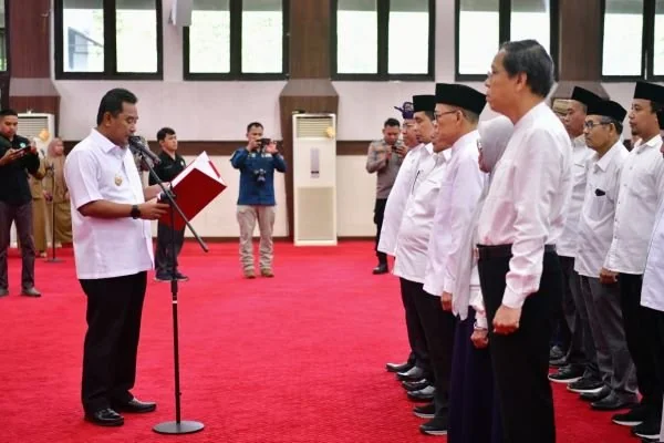 Pj Gubernur Sulsel, Bahtiar Baharuddin melantik FKUB Provinsi Sulsel 2024-2029, di Ruang Pola Kantor Gubernur.