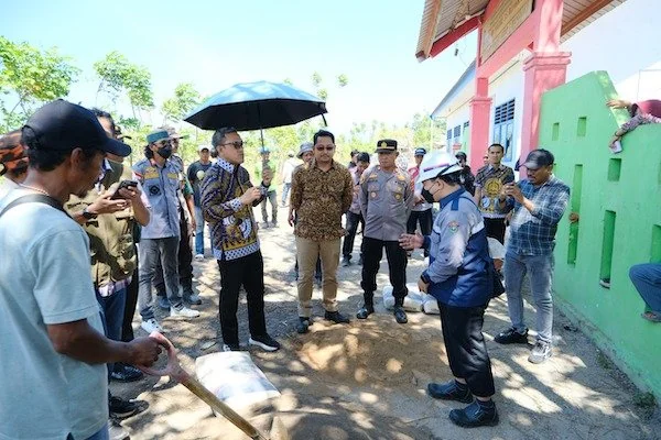 Bupati Jeneponto, H. Paris Yasir bersama Manager UP Punagaya, Tri Pria Nugraha saat meninjau demostrasi penggunaan limbah Industri Faba untuk pengecoran rabat beton di Desa Punagaya, Jeneponto. (Foto/ullah).