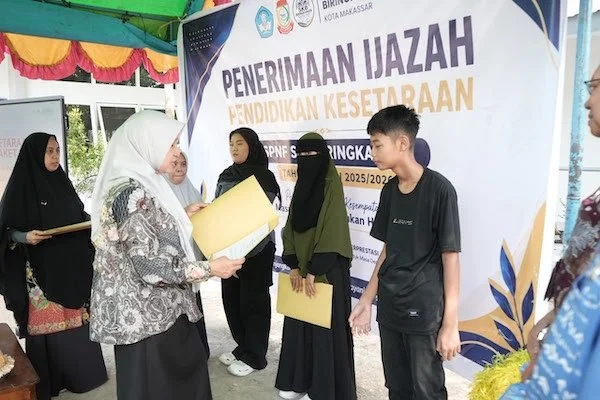 Kepala Dinas Pendidikan Kota Makassar, Achi Soleman saat Menyerahkan Ijazah (Dok: Ist).