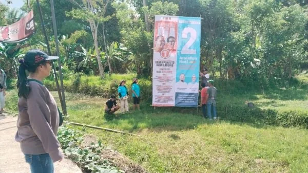 PPK Sangalangi bersama PPS Kelurahan Papaelean dan PKD lakukan pemasangan APK di 4 titik jalan alternatif (Dok : Ist).