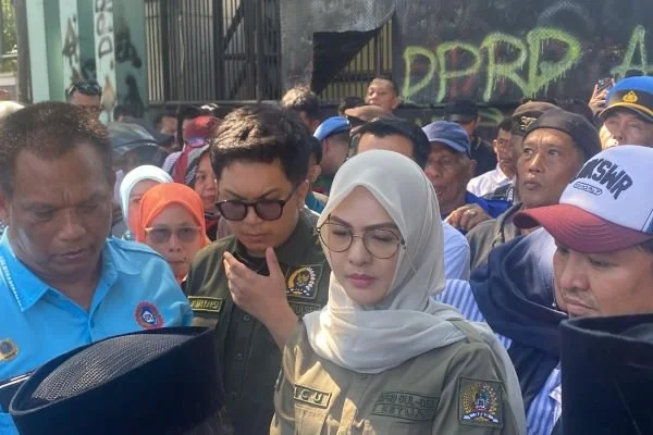 Ketua DPRD Sulawesi Selatan (Sulsel), Andi Rachmatika Dewi temui massa di depan Gedung DPRD Sulsel (Dok: Atri KabarMakassar).