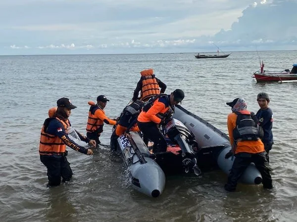 Tim Basarnas saat melakukan pencarian nelayan asal Kabupaten Jeneponto, Piyan yang dilaporkan menghilang. (Ist).