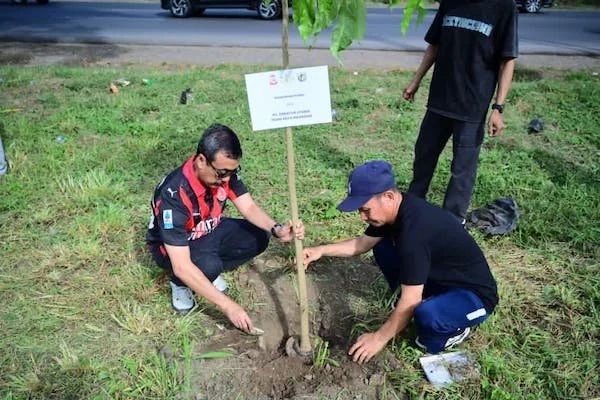 Plt Direktur Utama Perumda Air Minum Kota Makassar, Andi Syahrum Makkuradde, menghadiri kegiatan penanaman pohon (Dok: Ist).