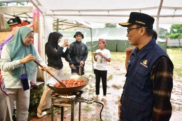 Pj Gubernur Sulsel, Prof Zudan Arif Fakrulloh ketika melakukan peninjauan dapur umum (Dok: Ist)