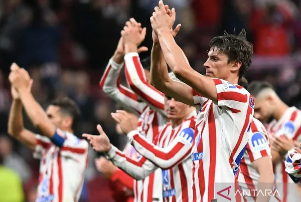 Pesepak bola Atletico Madrid menyapa suporter seusai pertandingan semifinal leg pertama Liga Champions UEFA 2025/2026 melawan Arsenal di Madrid, Spanyol, Rabu (29/4/2026) waktu setempat. Pertandingan berakhir imbang 1-1. ANTARA FOTO/Xinhua/Cheng Min/wsj.