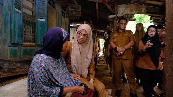Bupati Gowa, Sitti Husniah Talenrang saat Melakukan Kunjungan di Keluarga Miskin Ekstrem, Dok: Ist).
