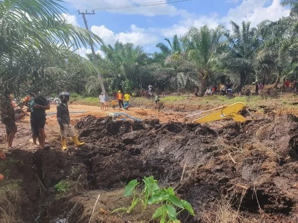 Peninjauan lokasi fenomena tanah bergerak di Mamuju Tengah (Dok : Ist).