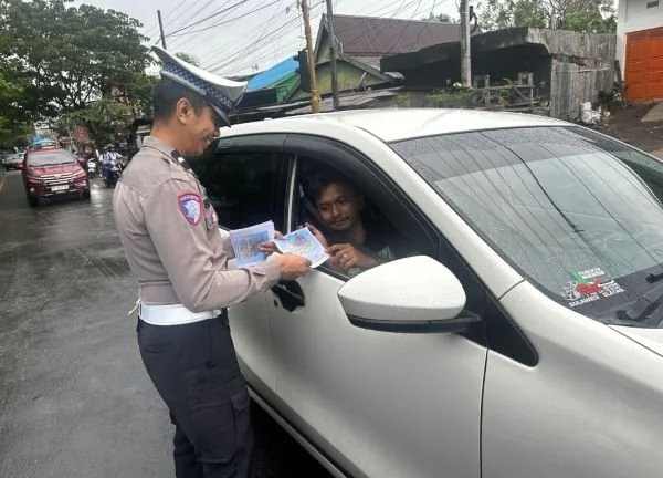Jajaran Sat-Lantas Polres Jeneponto saat memberikan edukasi kepada pengendara Lalu Lintas (Dok : Ist).